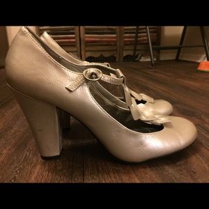 American Eagle Ruffled T-strap Pumps ~ Sz 10