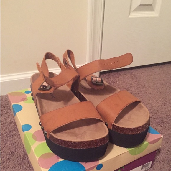 Tan Sandle