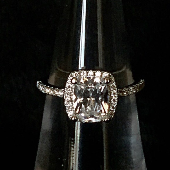 2.5 carat CZ engagement ring - Picture 2 of 4