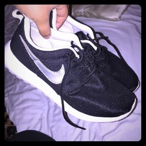 Nike Roshe runs- size 4.5Y Only worn twice
