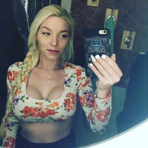 Adorable floral top!