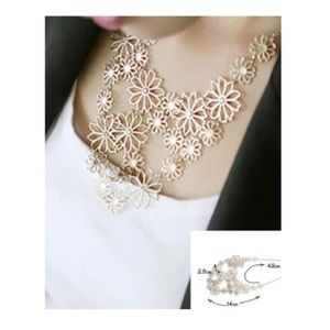 🆕🎉HP🎉🌹SALE🌹Gorgeous gold floral necklace