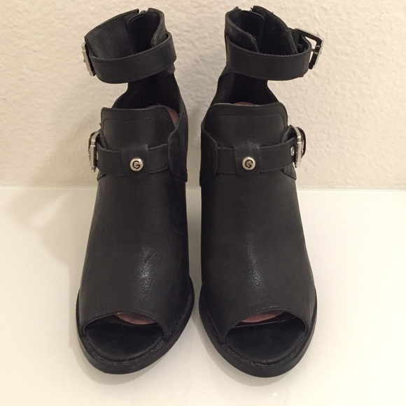 GUESS • Peep-Toe black booties