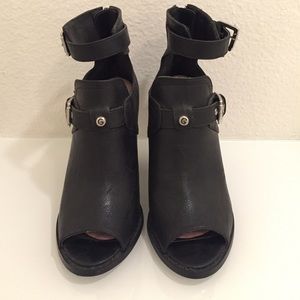 GUESS • Peep-Toe black booties