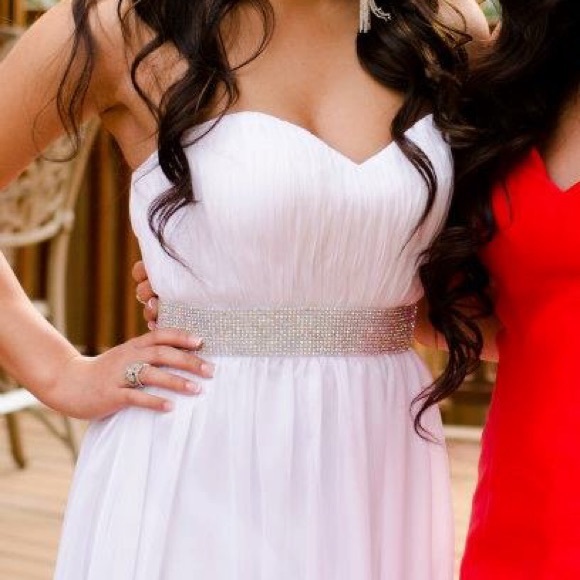 White, sweetheart neckline prom gown! - Picture 2 of 4