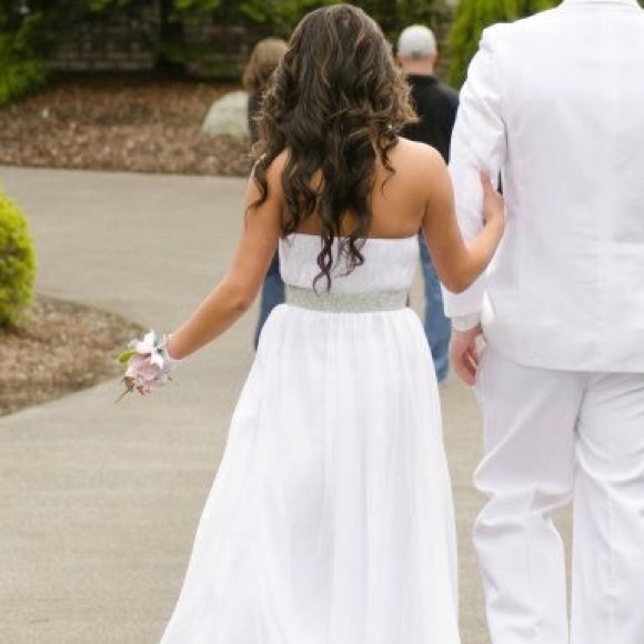 White, sweetheart neckline prom gown! - Picture 3 of 4