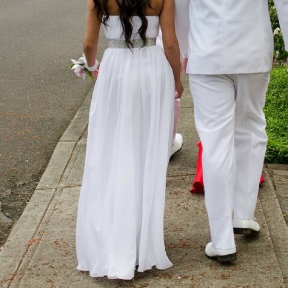 White, sweetheart neckline prom gown! - Picture 4 of 4