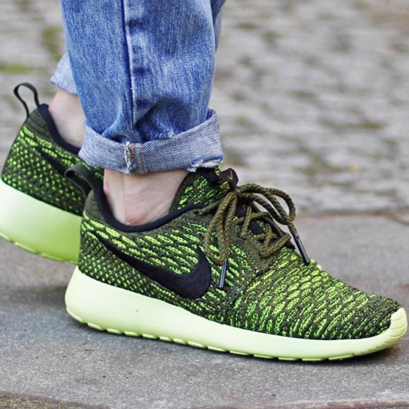 💥SOLD💥WOMENS ROSHERUN FLYKNIT - Picture 2 of 4