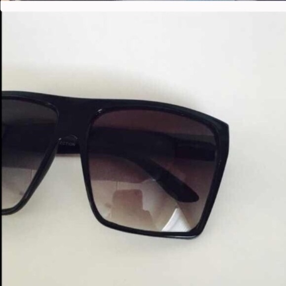 Oversized sunnies - Picture 2 of 3