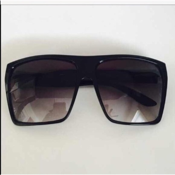 Oversized sunnies - Picture 3 of 3