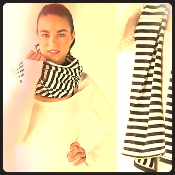 Lululemon ZIP black & white striped scarf