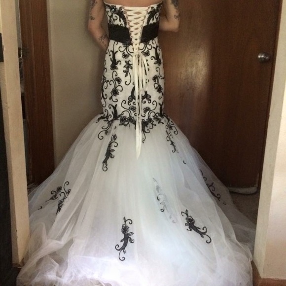 Tiffany's wedding dress - Picture 2 of 2