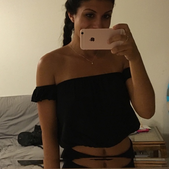 Brandy off the shoulder T💗