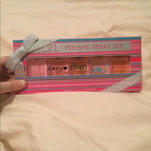 Rue21 mini perfume set