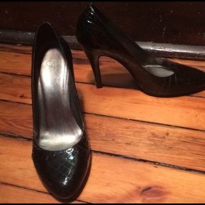 Jessica Simpson 9.5 crocodile leather pumps