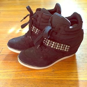 Women's wedge sneaker with studded detail