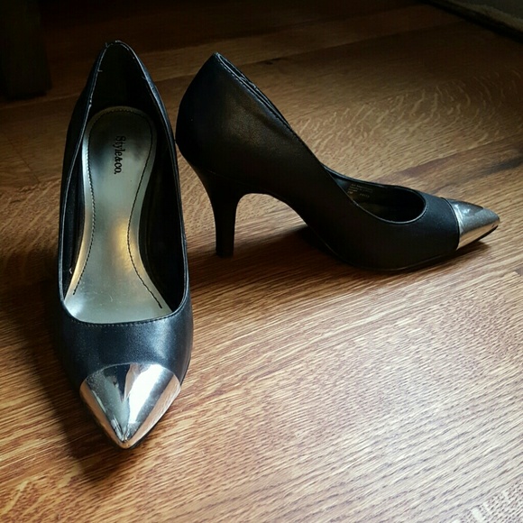 Cap toe pumps