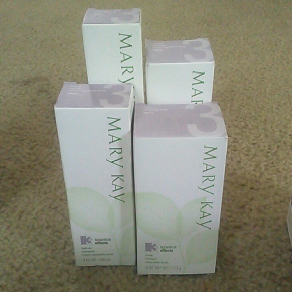 ***SOLD*** Mary Kay Botantical Effects Set