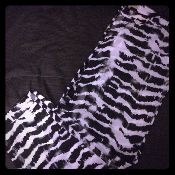 GUESS: Black and white polyester light pants.
