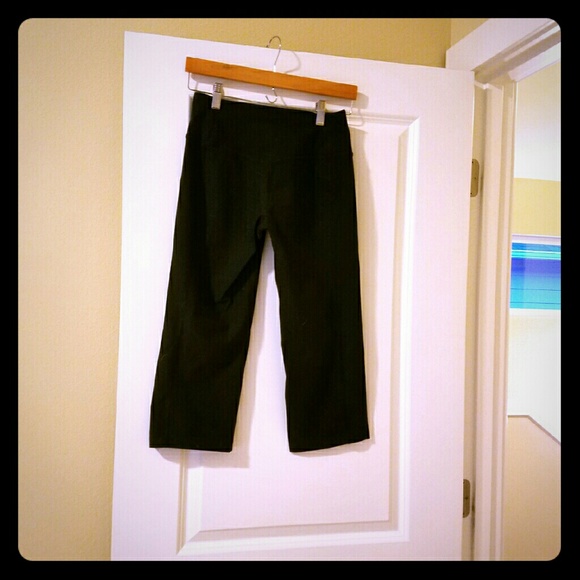 Black Nike dri-fit capris