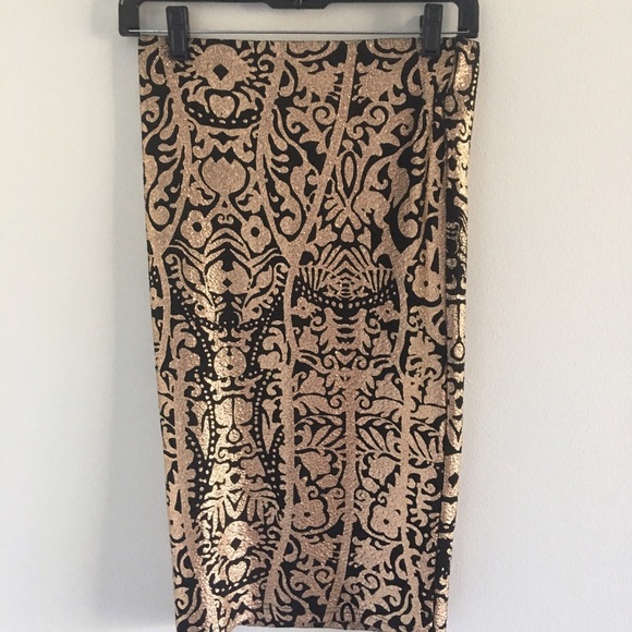 Embossed skirt in gold from forever 21 in size S