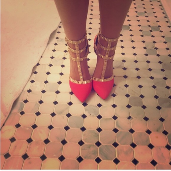 Hi, Im selling these shoes.