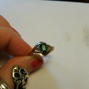 10k gold ring with green stone accent