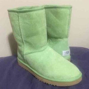 LIKE NEW($55!) GREEN UGG CLASSIC SHORT BOOTS