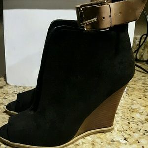 Black opened toe wedges