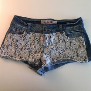 💥 Final Reduction! Denim shorts with lace detail
