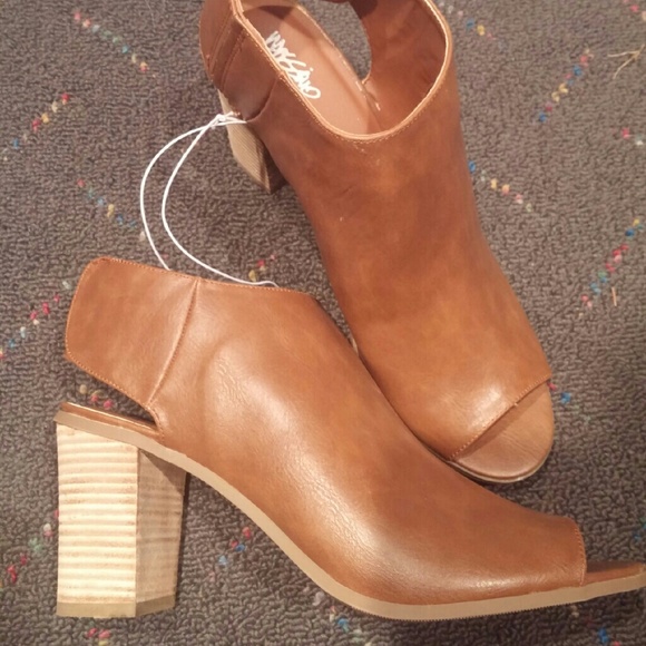Open toe shoes
