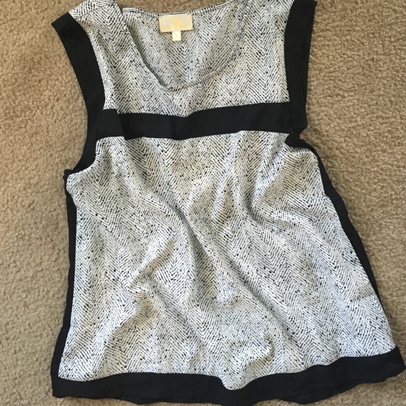 Tops - Cute top to dress w pants or shorts