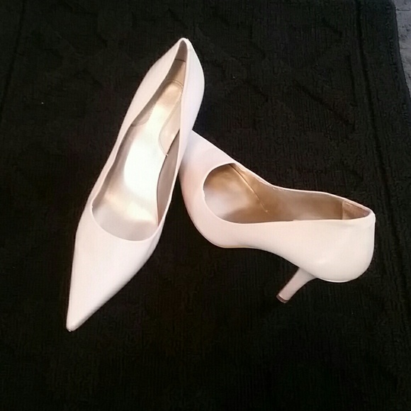 Creme Pointy Toe Nine West Pumps