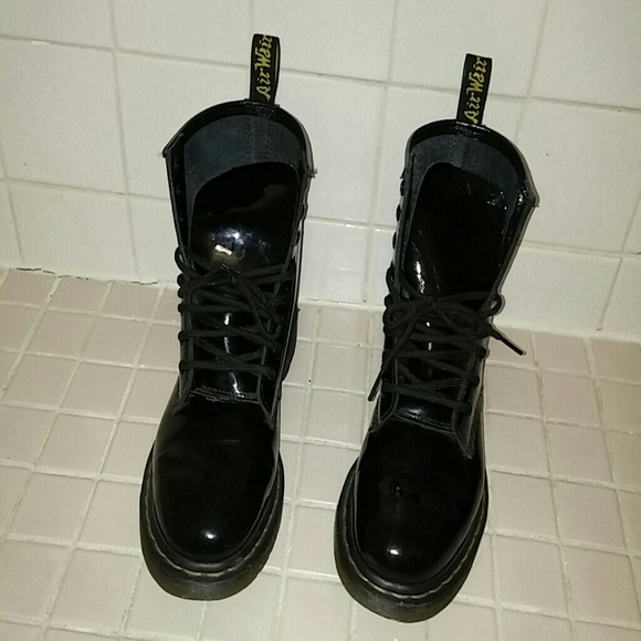 ORIGINAL USED GLOSS SHORT DR MARTENS & CLEANER!