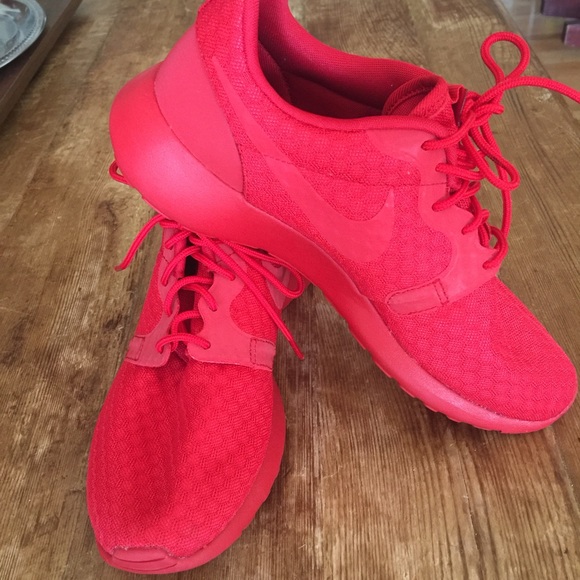 WOMENS 8.5/MENS 6.5 NIKE RED ROSHE NEVERWORN!