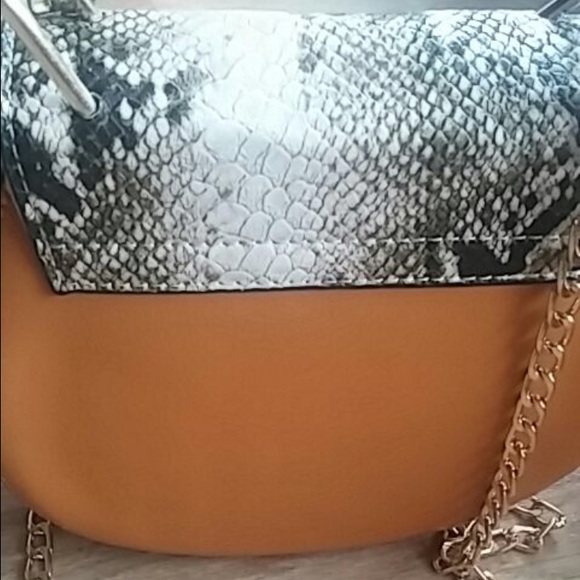 Cute and trendy new structured crossbody bag - Picture 4 of 4