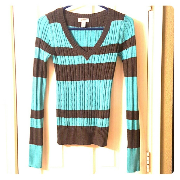 NWOT Arizona V-neck Cable Sweater