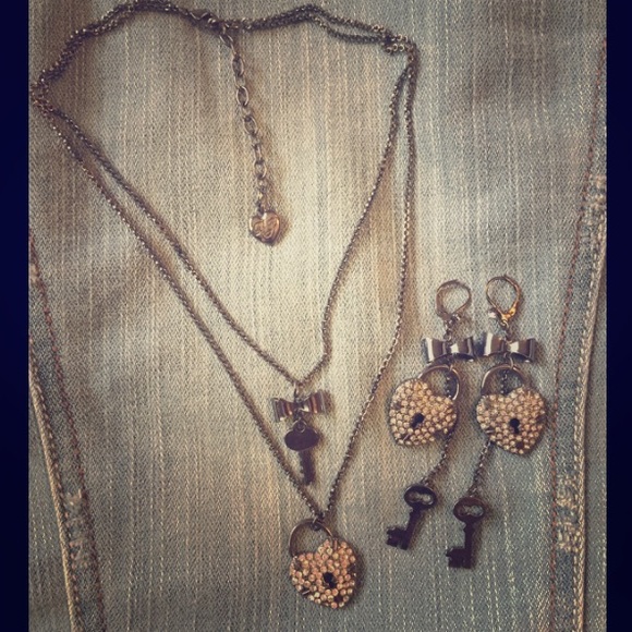 🎉PRICE DROP🎉 Betsey Johnson Necklace Earring Set