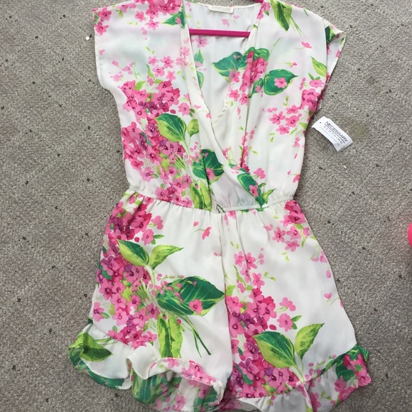Floral flowy plunge romper