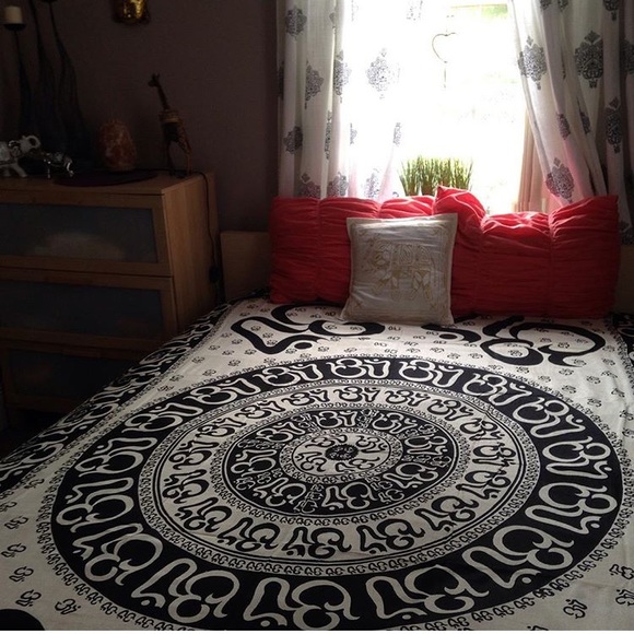Ohm beach blanket/ bed throw - Picture 1 of 4