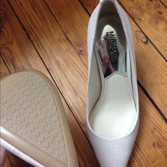 a textured pointy toes pump heels