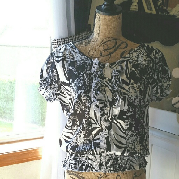 SOLD IN BUNDLE Black and White Floral Top NWOT
