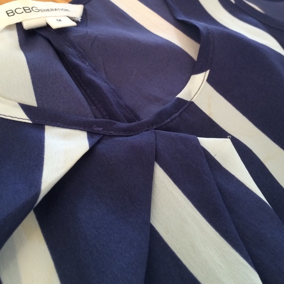 ❌BCBG Split Back Pleated Tank - Picture 2 of 4