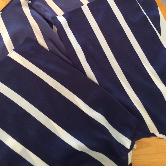 ❌BCBG Split Back Pleated Tank - Picture 3 of 4