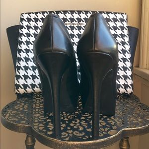 Jessica Simpson Black Pumps