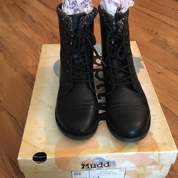 🚚final 🚚moving sale ☀️NWT-Mudd sweater too boots