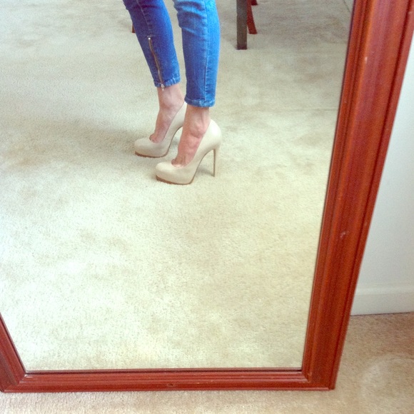 Kelsi Dagger Nude Linzy pump size 5.5