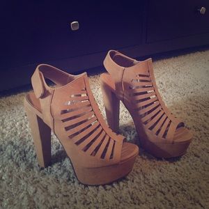 SUPER CUTE HEELS 😍 !