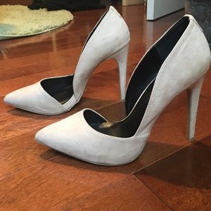 Nude pointy pumps