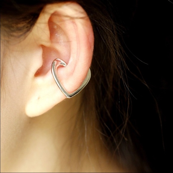 Heart shaped no piercing ear cuff (Silver color)